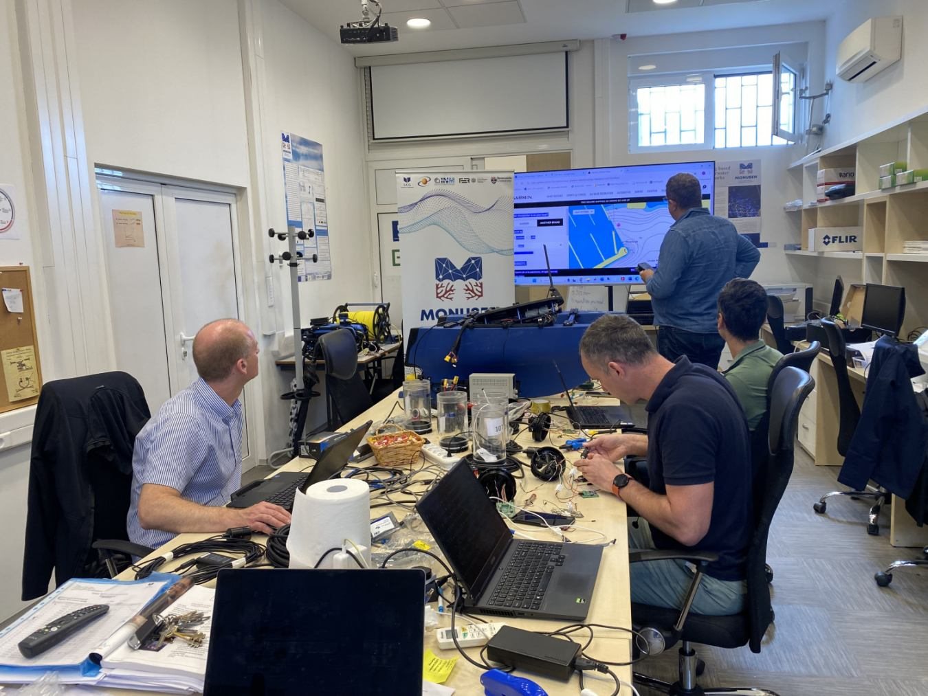 Electronics integration session in the MONUSEN lab